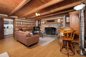 Historic log cabin walking distance Gatlinburg! Hot tub and pet friendly!