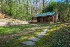 Historic log cabin walking distance Gatlinburg! Hot tub and pet friendly!