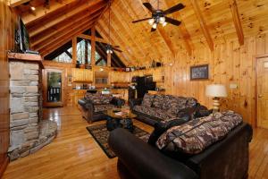 Hot tub and arcade game! Enjoy TRANQUIL MOMENTS at this stunning 2BR log cabin!