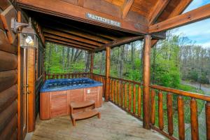 Hot tub and arcade game! Enjoy TRANQUIL MOMENTS at this stunning 2BR log cabin!
