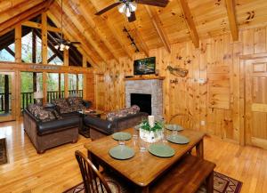 Hot tub and arcade game! Enjoy TRANQUIL MOMENTS at this stunning 2BR log cabin!