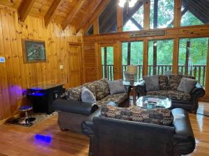 Hot tub and arcade game! Enjoy TRANQUIL MOMENTS at this stunning 2BR log cabin!