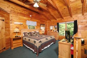 Pet friendly, hot tub, cozy log cabin sleeps 7, located between Gatlinburg and Pigeon Forge!