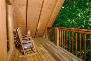 Pet friendly, hot tub, cozy log cabin sleeps 7, located between Gatlinburg and Pigeon Forge!