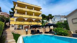 Villa Penava, private beach, pool and 7min to Trogir