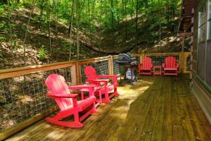 Clean, cozy pet friendly cabin- hot tub & big deck
