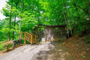Clean, cozy pet friendly cabin- hot tub, big deck, firepit, arcade games, washer and dryer!