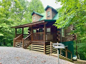 1BR-hot tub-pool table-close to Dollywood 1 free ticket!