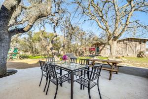 Pin Oak Farmhouse with Patio in Dripping Springs