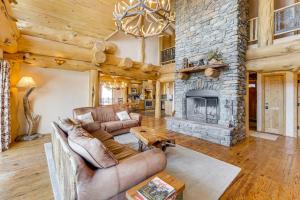 Burning Sky Lodge Private Hot Tub and Ski-InandOut