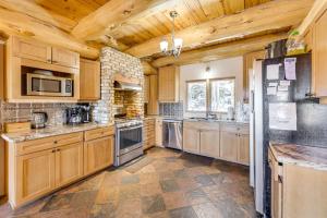 Burning Sky Lodge Private Hot Tub and Ski-InandOut