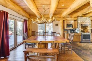 Burning Sky Lodge Private Hot Tub and Ski-InandOut