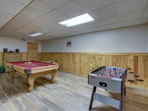 GAME ROOM, PRIVACY, AND A HOT TUB! 2 bedroom cabin with great outdoor spaces