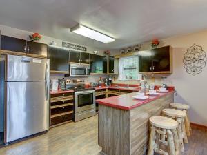 GAME ROOM, PRIVACY, AND A HOT TUB! 2 bedroom cabin with great outdoor spaces