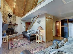 GAME ROOM, PRIVACY, AND A HOT TUB! 2 bedroom cabin with great outdoor spaces