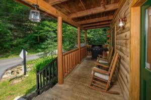 Pet friendly, secluded, nice hot tub-an adorable log cabin in a great location!