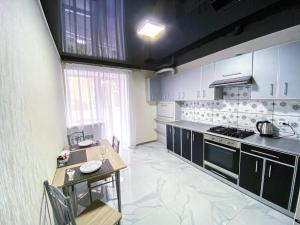 ApartPoltava 2 ОКРЕМІ кімнати, новобудова, ДВА великих ліжка ЦЕНТР, КОРПУСНИЙ САД