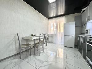 ApartPoltava 2 ОКРЕМІ кімнати, новобудова, ДВА великих ліжка ЦЕНТР, КОРПУСНИЙ САД