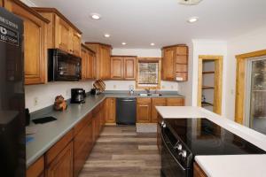 Sleeps 22, mountain view, game room, pet friendly!