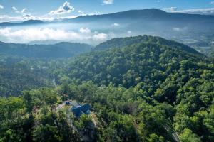 New 2BR- views, hot tub, seclusion- Wears Valley!