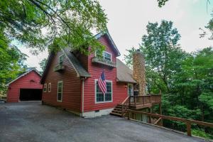 2BR with mtn view and hot tub in Wears Valley!