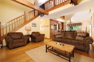 2BR with mtn view and hot tub in Wears Valley!