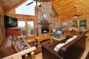 3 bedroom with mountain view and hot tub!