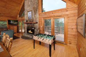 3 bedroom with mountain view and hot tub!
