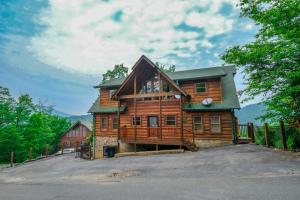 Spacious 8 bedroom log cabin- mountain view & game room! Seasonal pool access
