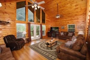 Gorgeous 2BR log cabin- hot tub, game room, & tons of space for relaxing!
