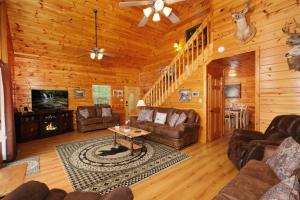 Gorgeous 2BR log cabin- hot tub, game room, & tons of space for relaxing!