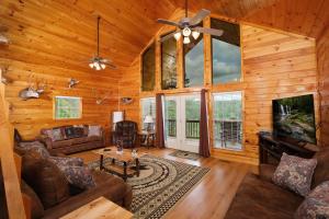 Gorgeous 2BR log cabin- hot tub, game room, & tons of space for relaxing!