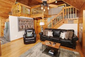 Log cabin with pool table & hot tub-sleeps 8!