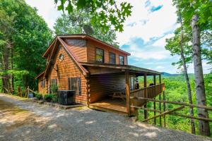 Log cabin with pool table & hot tub-sleeps 8!
