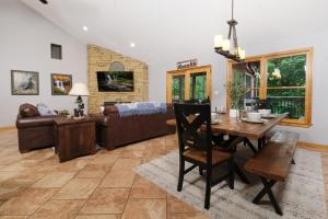 Dog friendly, secluded 3BR home- awesome game room, fenced in yard, hot tub, Gatlinburg!