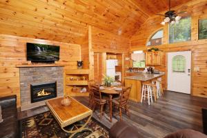 1BR close to PF Parkway- pet friendly, hot tub, pool table, king bed!