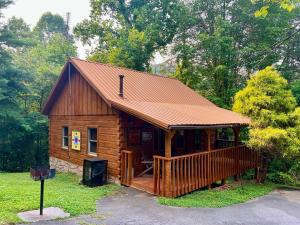 Romantic pet friendly cabin for 2- hot tub and pool table