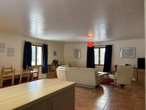 Maison spacieuse et fonctionnelle - 5 chambres, terrasse, parking privé - FR-1-548-27