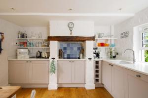 Country cottage in pretty village quay views