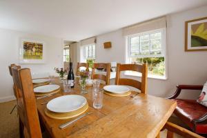 Country cottage in pretty village quay views