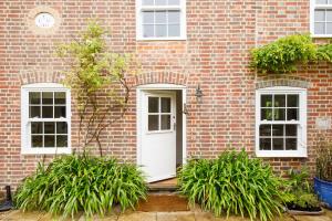 Country cottage in pretty village quay views