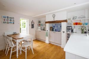 Country cottage in pretty village quay views