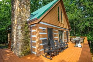 2BR log cabin with games, hot tub, and firepit Adorable classic log cabin