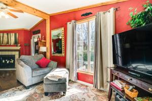 College Station Getaway with Hot Tub and Courtyard!