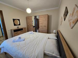 Old Soul, Modern Comfort Apartment