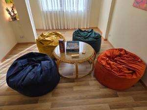 Old Soul, Modern Comfort Apartment