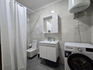 Old Soul, Modern Comfort Apartment