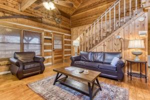 Adorable 2BR log cabin with hot tub and foosball!