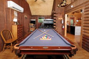 Log cabin sleeps 9- game room, hot tub, stone fireplace, firepit, pet friendly!