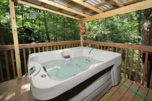 Log cabin sleeps 9- game room, hot tub, stone fireplace, firepit, pet friendly!